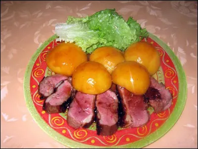 Quel est ce plat qui peut se servir "aux pêches" ?