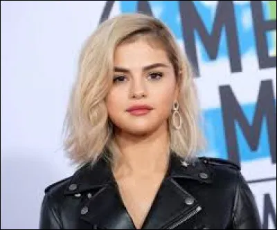 En 2017, de quelle série devient-elle la productrice déléguée ?