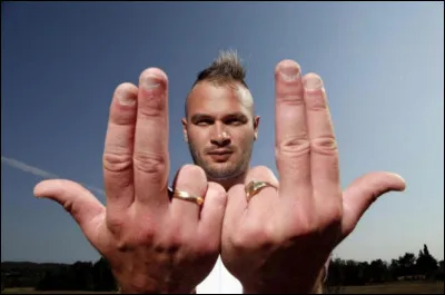 Jul a pris l'habitude, tout au long de sa discographie, de reprendre des morceaux très populaires des années 80 ou 90. Quel morceau reprend-il sur l'un de ses derniers singles nommé "Folie" ?