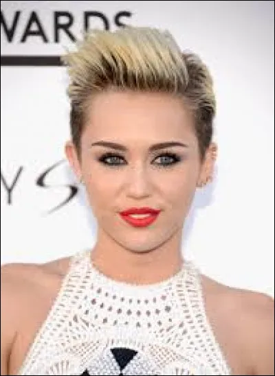 En 2013, son image devient plus sulfureuse. Dans le clip de quelle chanson la voit-on nue sur une boule de démolition ?