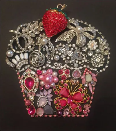 Parmi les joyaux de la Couronne de France, aujourd'hui dispersés, la pièce la plus célèbre est le diamant blanc nommé "Le Régent". Où est conservé ce joyau ?