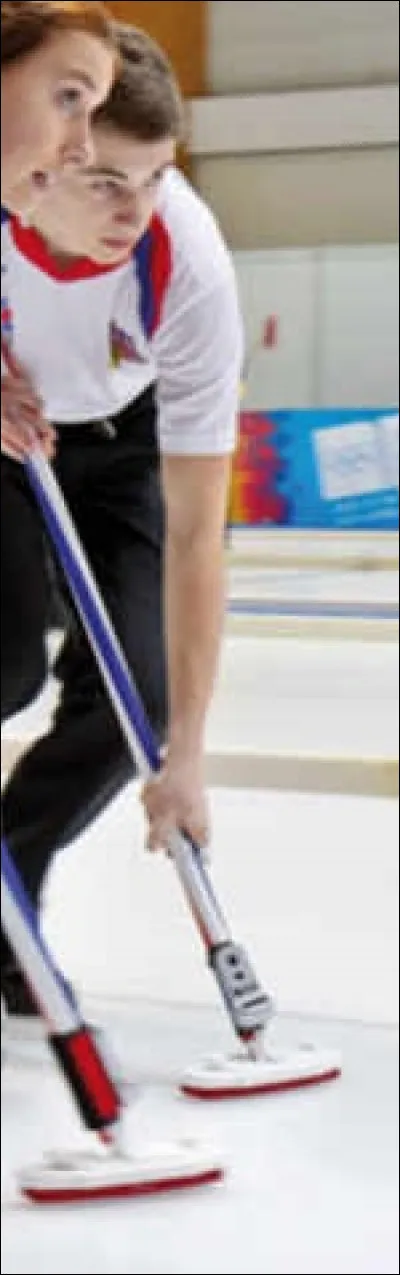 Lorsque l'on pratique le curling, hormis le balai, quel objet utilise-t-on ?