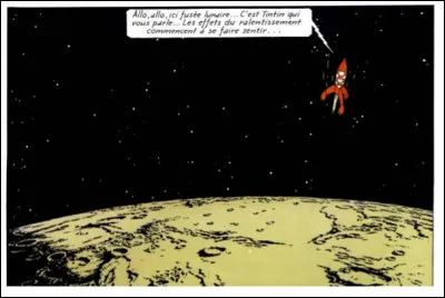 La fusée lunaire de Tryphon Tournesol - outre une certaine ressemblance avec les V2 - a des facultés que n'auront pas celles des programmes Apollo : notamment laquelle ?