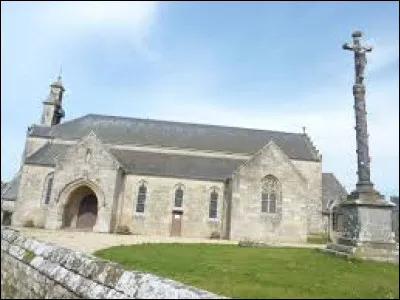 Nous sommes en Bretagne devant l'église Saint-Brandan de Trégrom. Commune du Trégor, dans l'arrondissement de Lannion, elle se situe dans le département ...