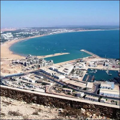 Quelle ville, surnomm&eacute;e la capitale du Souss, est la plus importante station baln&eacute;aire du Maroc ?