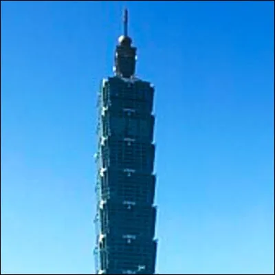 De quel type de construction l'Am&eacute;ricain Bryan Berg d&eacute;tient-il le record de hauteur avec un b&acirc;timent de 7,86 m&egrave;tres de haut ?