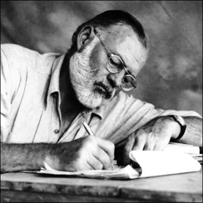Quel roman d'Ernest Hemingway a pour personnage principal un Cubain nomm&eacute; Santiago ?