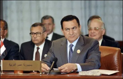 Il a dirigé l'Egypte à la suite de l'assassinat de Sadate en 1981, jusqu'à la révolution qui le renverse en février 2011. Il se prénomme ...