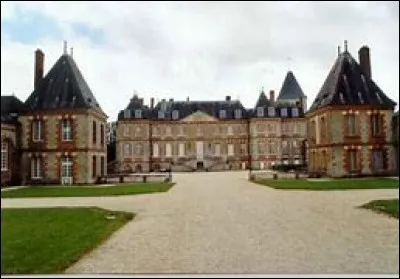 Quel est ce château du XVIIe siècle situé dans la Marne et dans lequel Napoléon planifia la bataille des six jours du 11 février 1814 qui fut une victoire ?