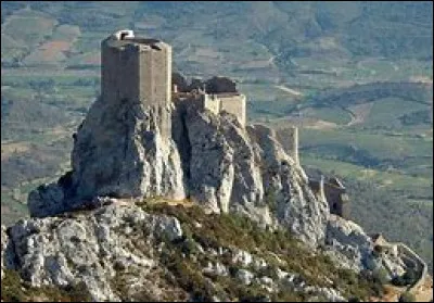 Quel est ce château cathare du Xe siècle situé sur le territoire de la commune de Cucugnan dans l'Aude ?
