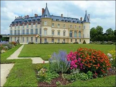 Quel est ce château de 1734 situé dans une forêt des Yvelines, lieu des chasses présidentielles ?