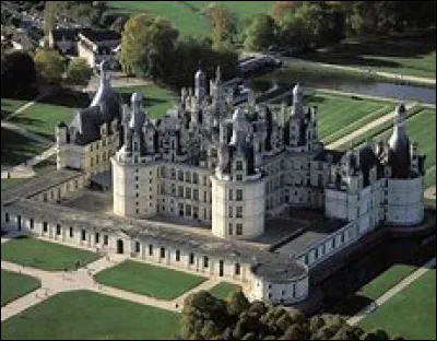 Quel est ce château de style Renaissance érigé en 1519, né de la volonté du roi François 1er, situé en Loir-et-Cher ?