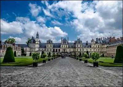 Quel est ce château royal et impérial du XIIe siècle où Napoléon fit ses adieux à sa garde impériale le 20 avril 1814 ?