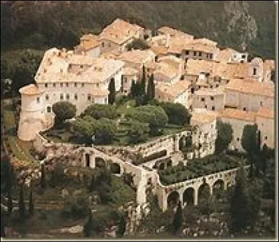 Quel est ce château du XIIe siècle, demeure des Comtes de Provence situé dans les Alpes-Maritimes ?