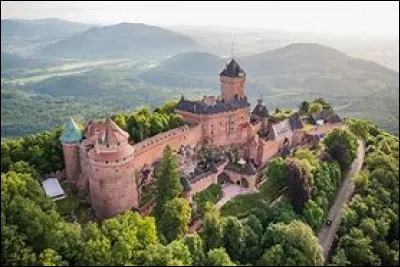 Quel est ce château médiéval du XIIe siècle situé dans la Bas-Rhin à une altitude de 757 mètres ?