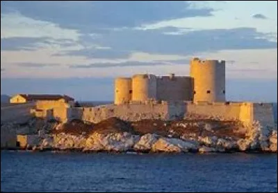 Quel est ce Château de type forteresse situé sur un îlot face à Marseille ?