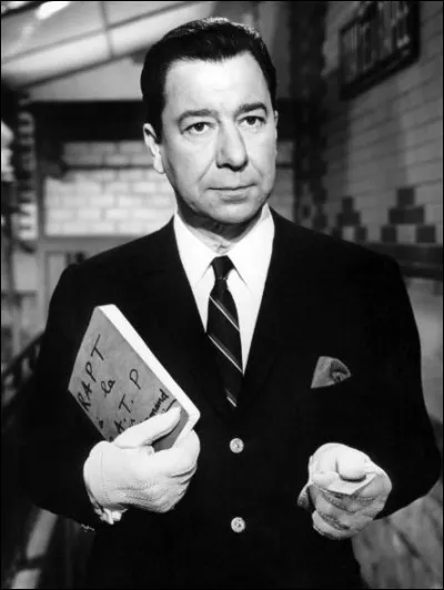 Après quelques rôles secondaires, sa carrière cinématographique démarre en 1946, puis il joue dans "Les Diaboliques", il est le commissaire Blot dans "Le Deuxième Souffle" de Jean-Pierre Melville et le commandant Théobald Dromard dans série du "Monocle" : c'est ...