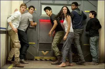 Qui ouvre la porte principale lorsqu'ils s'échappent du labo ?