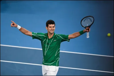 Le serbe Novak Djokovic a remporté le tournoi de tennis Roland-Garros à trois reprises.