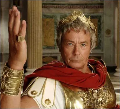 Dans ce film, irradié de la présence d'Alain Delon, il ne pouvait jouer d'autre rôle que celui de César !