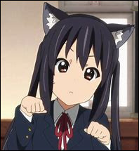 Dans quel animé de musique apparaît Azusa Nakano surnommée Azu-nyan à cause de la façon dont elle imite les chats ?