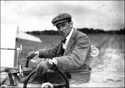 Pionnier de l'aviation, il a battu plusieurs records de vitesse et d'altitude avec son monoplan Antoinette, et a été le premier, en 1910, à voler à plus de 1000 mètres d'altitude : c'est ... Latham.