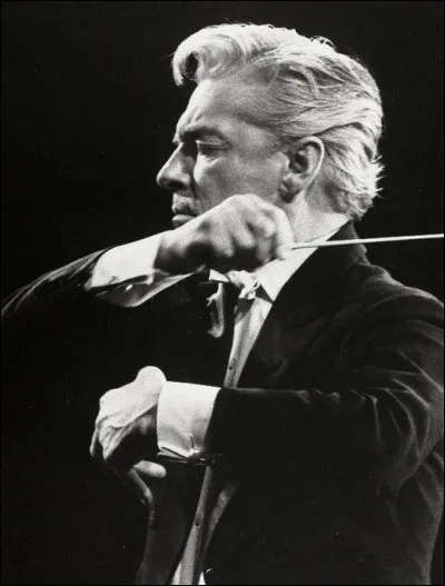 Ce chef d'orchestre autrichien, grand spécialiste du répertoire austro-germanique et d'Europe centrale à dirigé l'Orchestre philharmonique de Berlin, de 1955 à sa mort en 1989 : c'est ... von Karajan.