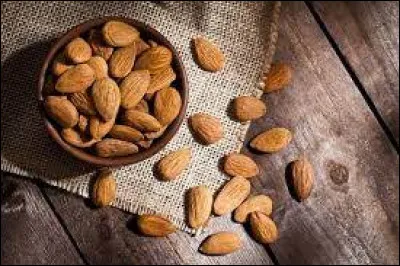 Les amandes poussent sur les arbres.