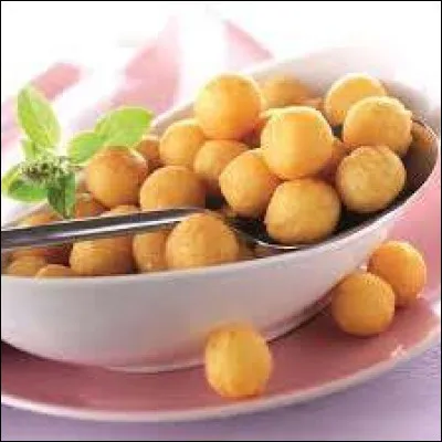 Les pommes noisette sont des boulettes de pommes de terre frites dans l'huile.