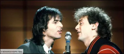 De quelle chanson sont tirées ces paroles ?
I can give you a voice, bred with rhythm and soul
The heart of a Welsh boy who's lost his home
Put it in harmony, let the words ring
Carry your thoughts in the song we sing
Je te donne mes notes, je te donne mes mots
Quand ta voix les emporte à ton propre tempo
Une épaule fragile et solide à la fois
Ce que j'imagine et ce que je crois