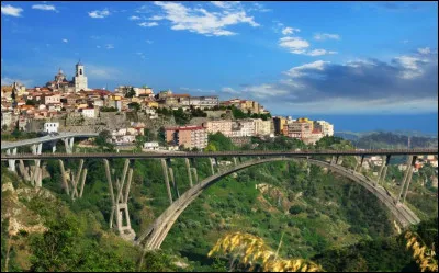 Ville italienne, capitale de la région Calabre, bâtie sur des collines dominant la mer Ionienne :