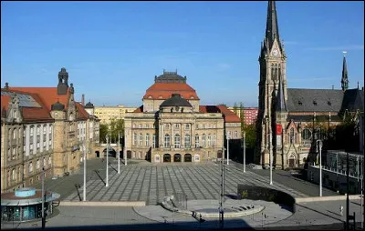 Cette ville allemande de 240 000 habitants, située dans l'Ouest de la Saxe, s'est appelée Karl-Marx-Stadt de 1953 à 1990 :