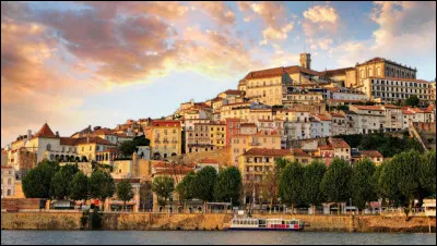 Ville portugaise, située dans le centre du pays, connue pour son université parmi les plus anciennes d'Europe :