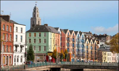 Ville d'Irlande, la deuxième du pays avec 125 000 habitants, port situé sur l'embouchure de la Lee, dans le sud-est du pays :