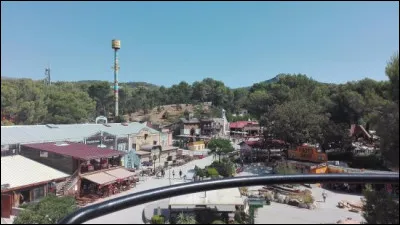 Cette tour au fond de la photo devrait vous faire penser &agrave; un parc d'attractions de Cuges-les-Pins :