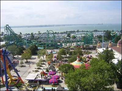 Ce parc que je vous pr&eacute;sente d&eacute;tient le record mondial du nombre d'attractions, dont 17 montagnes russes. Comment s'appelle-t-il ?