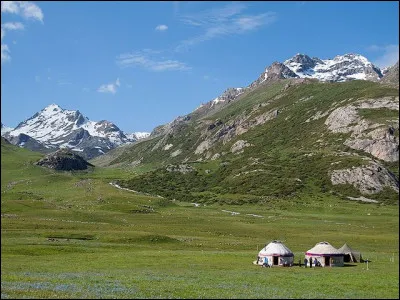 Et pour finir notre voyage en beauté, voici une double question : 
1) Je vais vous parler du jailoo, une tradition chez les éleveurs du Kirghizistan. Le jailoo est en vérité un pâturage ______.
2) Comment s'appelle le lait de jument fermenté typique chez ces éleveurs, pour qui l'hospitalité est toujours le maître-mot ?