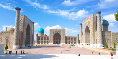 Commençons dès maintenant avec une destination très touristique. Vous devrez me trouver quelle est cette ville, célèbre dans toute l'Asie centrale pour ses jolis dômes turquoises ! Elle se situe en Ouzbékistan.