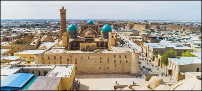 Toujours dans le même pays, nous allons à la rencontre de Boukhara. Cette ville abrite beaucoup de monuments. De la place Liab-i Haouz au complexe religieux de Po-i-Kalon, nous pouvons admirer entre-temps des _______________, célèbres pour leur dômes bleus.
