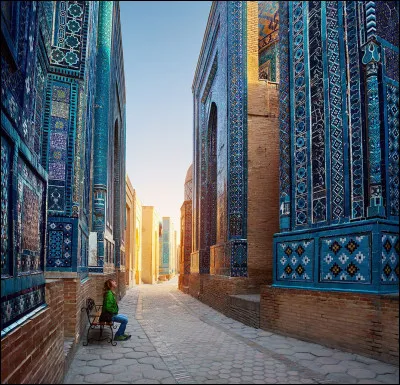 Comment appelle-t-on les lit-tables en bois, typiques d'Asie centrale et que l'on peut rencontrer, par exemple, dans des maisons de thé ?