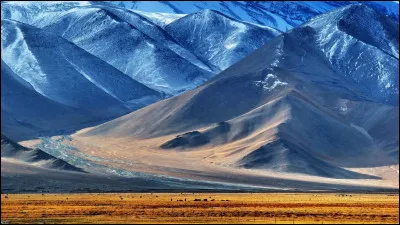 Comment se nomme cette région montagneuse d'Asie centrale, dont le point culminant est le pic Ismail Samani, et qui se trouve principalement au Tadjikistan et au Kirghizistan ?