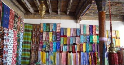 Continuons notre expédition dans la ville de Marguilan, particulièrement connue des grandes maisons de couture. Dans cette ville ouzbèke se trouve un atelier qui fabrique des étoffes précieuses, qui sont ensuite exportées dans d'autres régions. Quelle place occupe l'Ouzbékistan dans la production mondiale de soie ?