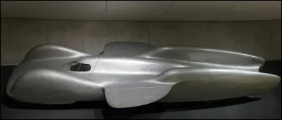 Tandis que Hans Stuck voulait être l'homme le plus rapide du monde, le NSDAP voulait faire l'étalage des capacités techniques du Reich. Quand les deux objectifs se rencontrent, ça donne ce monstre long comme un bus et mû par un moteur d'avion. Comment l'appelle-t-on ?