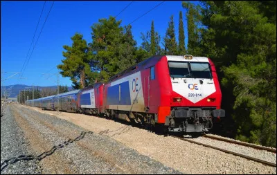 Ces trois constructeurs semblent maîtriser tout ce qui a un moteur et des pneumatiques. Mais il en est un qui a osé (très brièvement) s'aventurer sur les plates-bandes d'Alstom et Bombardier, dans le monde du roulement sur fer. Lequel ?