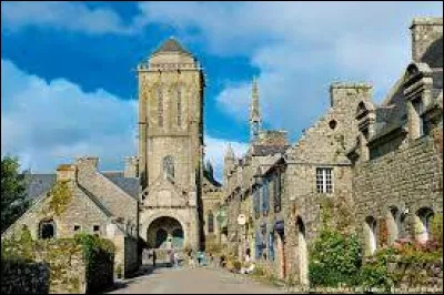 Où se trouve le village de Locronan ?