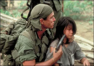 Film d'Oliver Stone sorti en 1986 : parti avec enthousiasme combattre au Vietnam, Chris Taylor (Charlie Sheen) déchante en découvrant les horreurs de la guerre : c'est ...