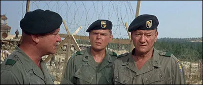 C'est le premier film américain sur le Vietnam ; le colonel Mike Kirby (John Wayne) recrute deux unités d'élite et organise la capture d'un général nord-vietnamien. Ce film controversé, qui a provoqué des manifestations à sa sortie en 1968, c'est ...