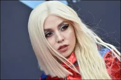 Cette chanteuse est Dua Lipa.