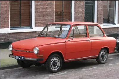 Aujourd'hui, cette marque automobile néerlandaise est liée aux poids lourds. Il fut un temps où des automobiles portaient ce nom de poids lourd comme celle en image. Comment s'appelle-t-elle ?