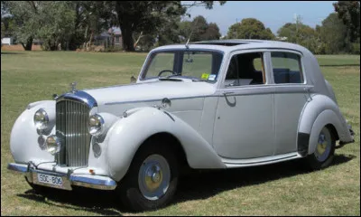 Symbole du luxe à l'anglaise, il est difficile de dissocier ces véhicules imposants de l'image qu'elles reflètent. Celle-ci en fait partie, mais saurez-vous me dire son nom ?